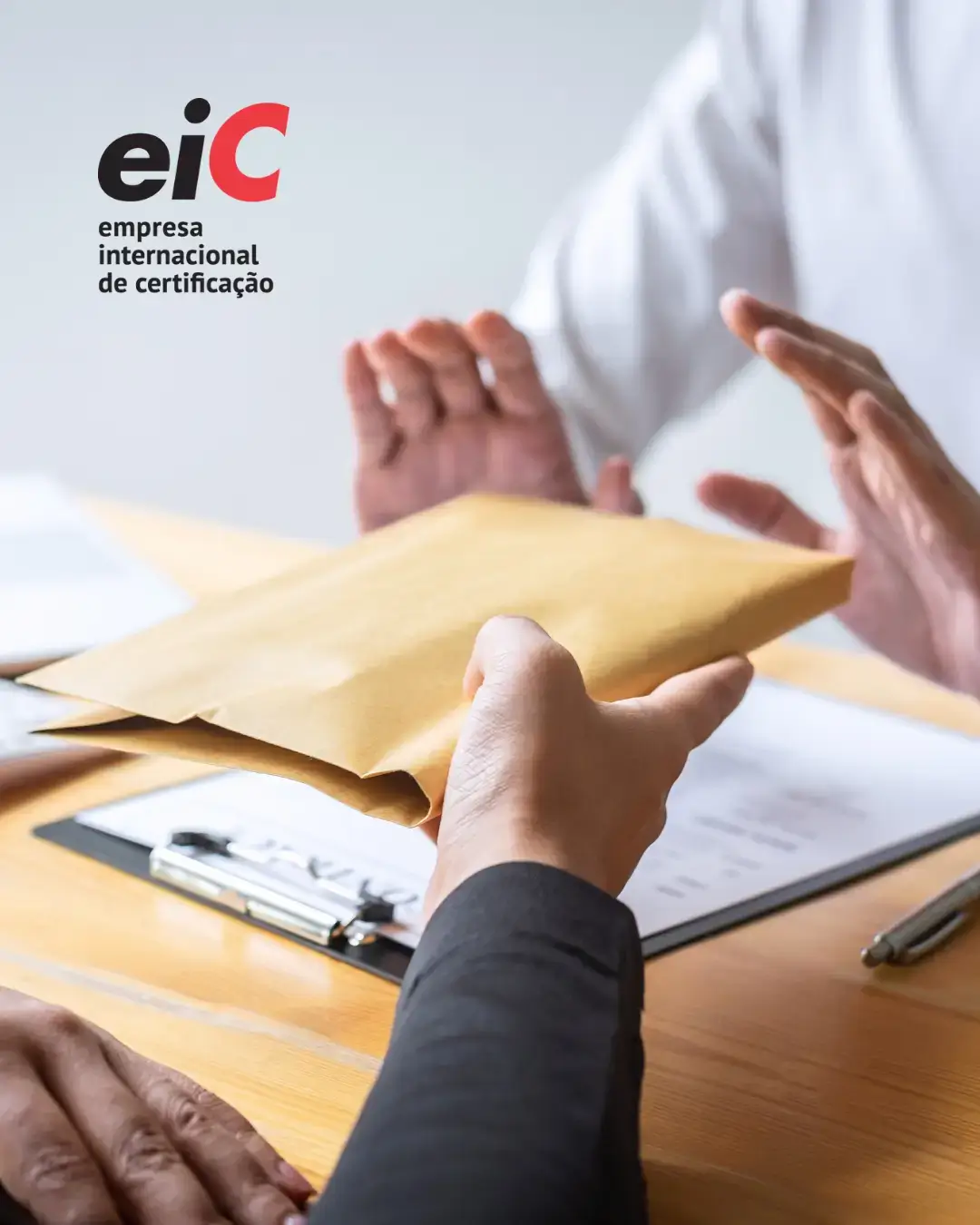 Profissionais a trocar envelope amarelo com logótipo EiC