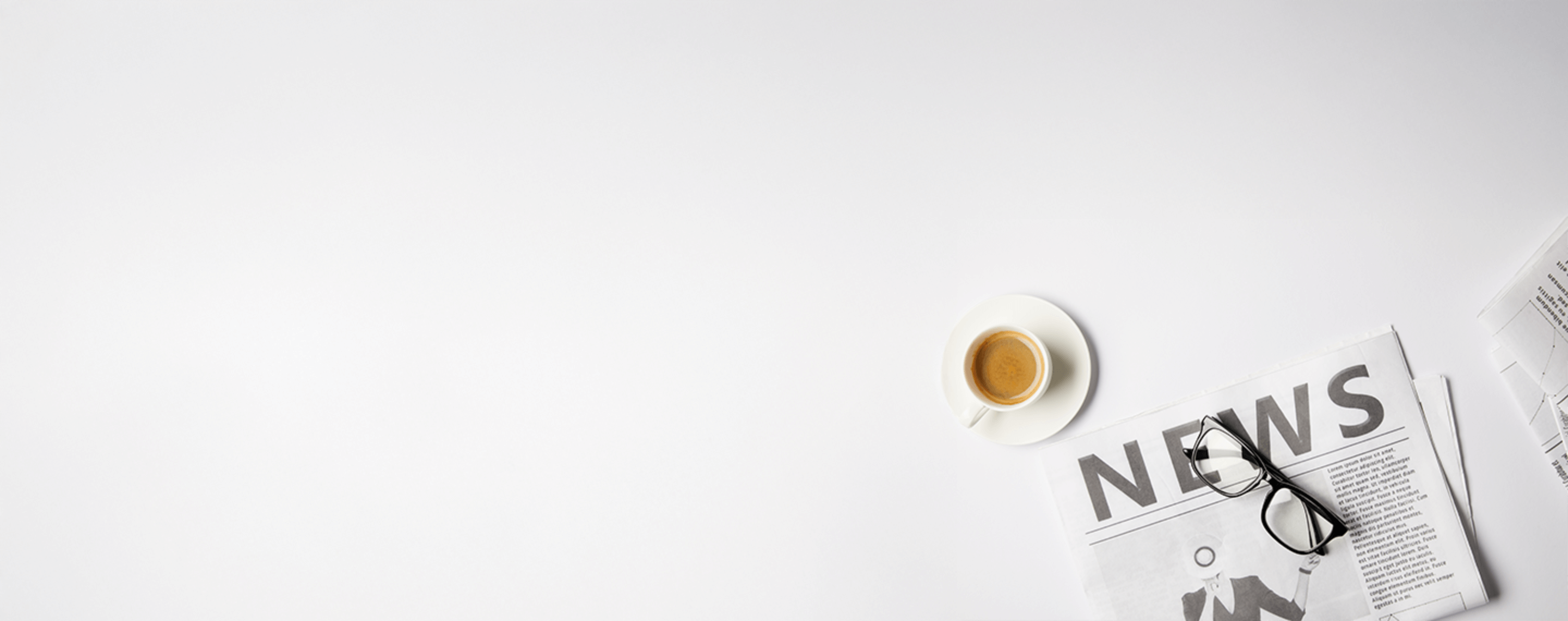 Mesa branca com chávena de café e jornal
