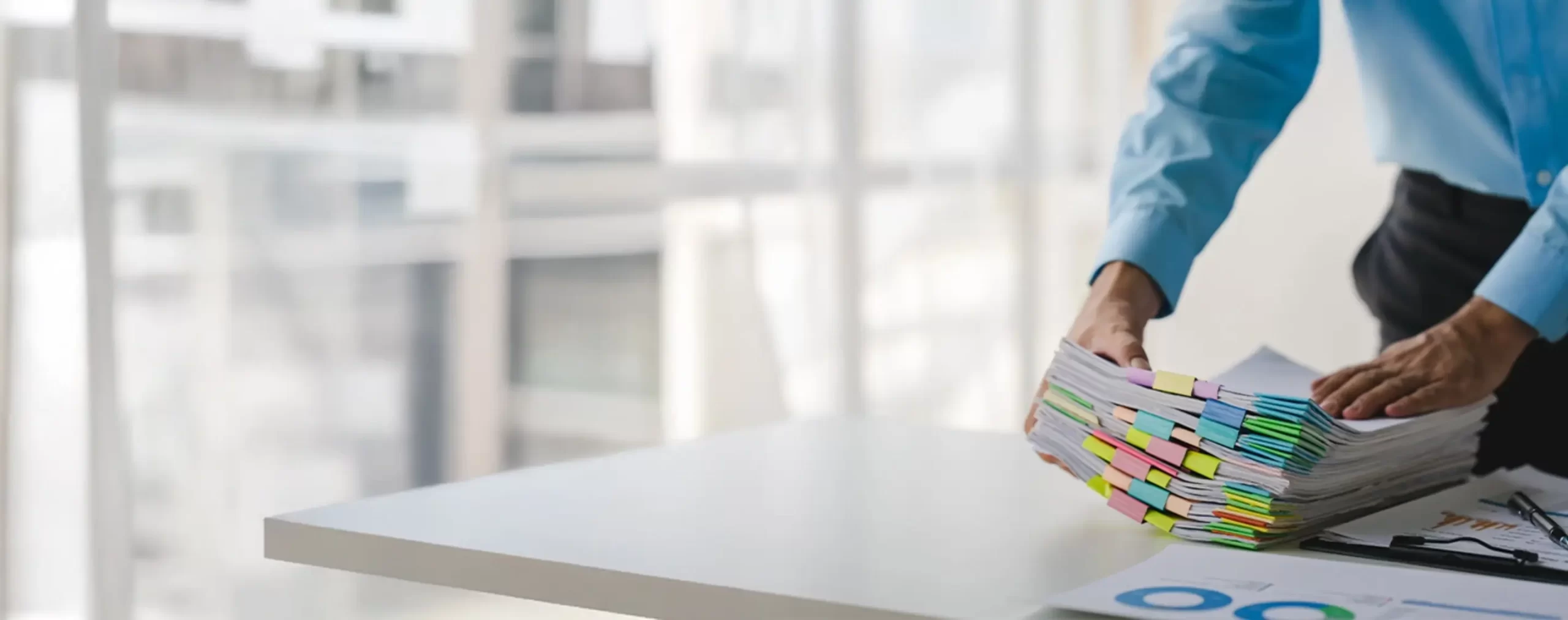 Profissional a levantar uma remessa de documentos