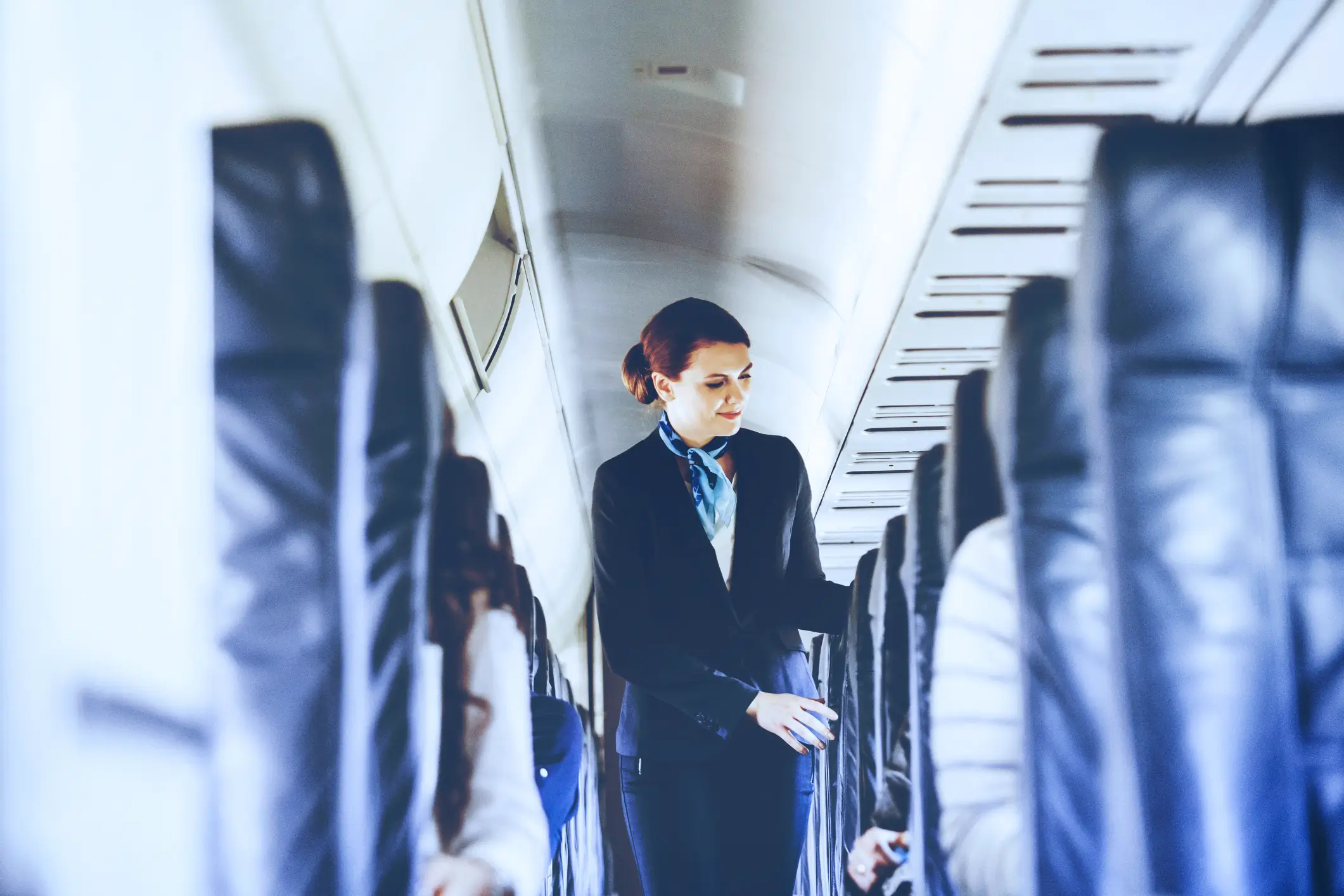eiC_Servicos Hospedeira de bordo a caminhar no corredor de um avião