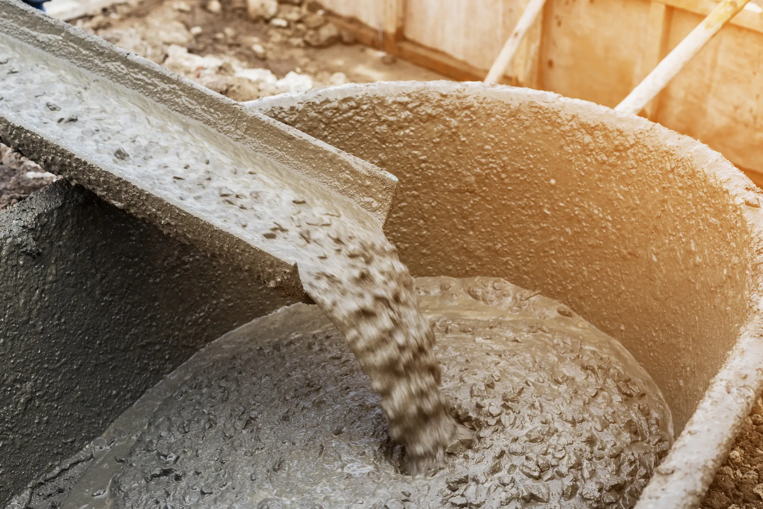 iStock-513416538 Betão fresco a ser despejado numa obra de construção