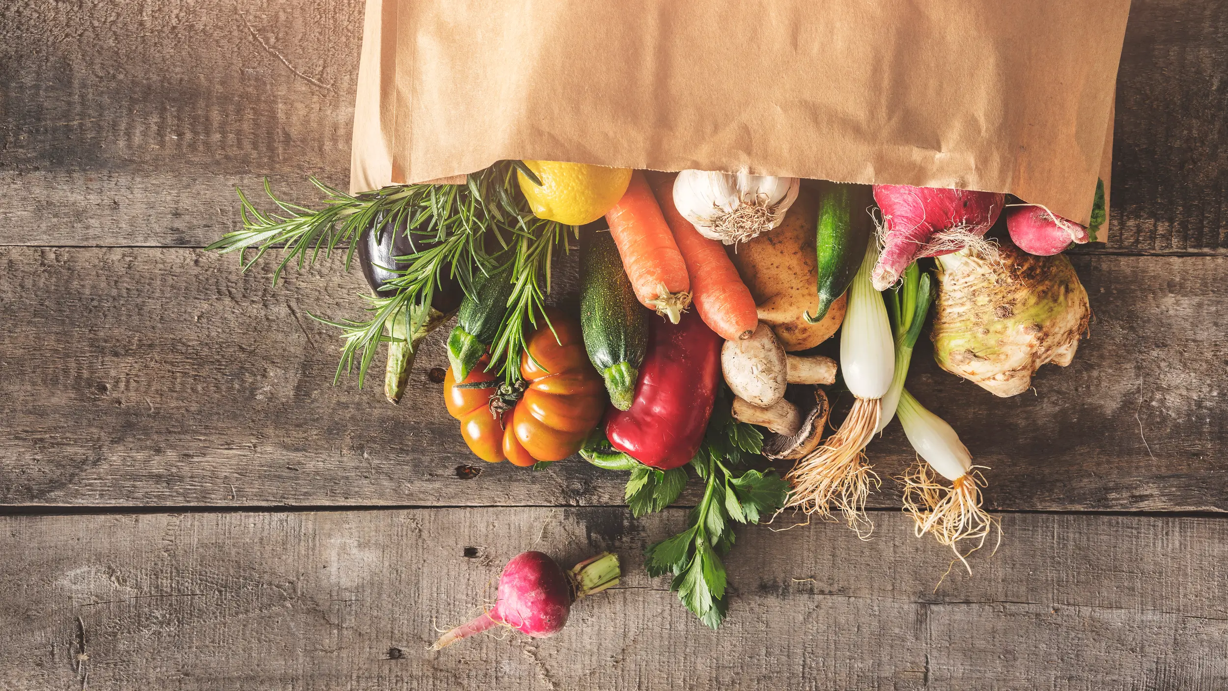 iStock-941291094 Saca com vários vegetais frescos
