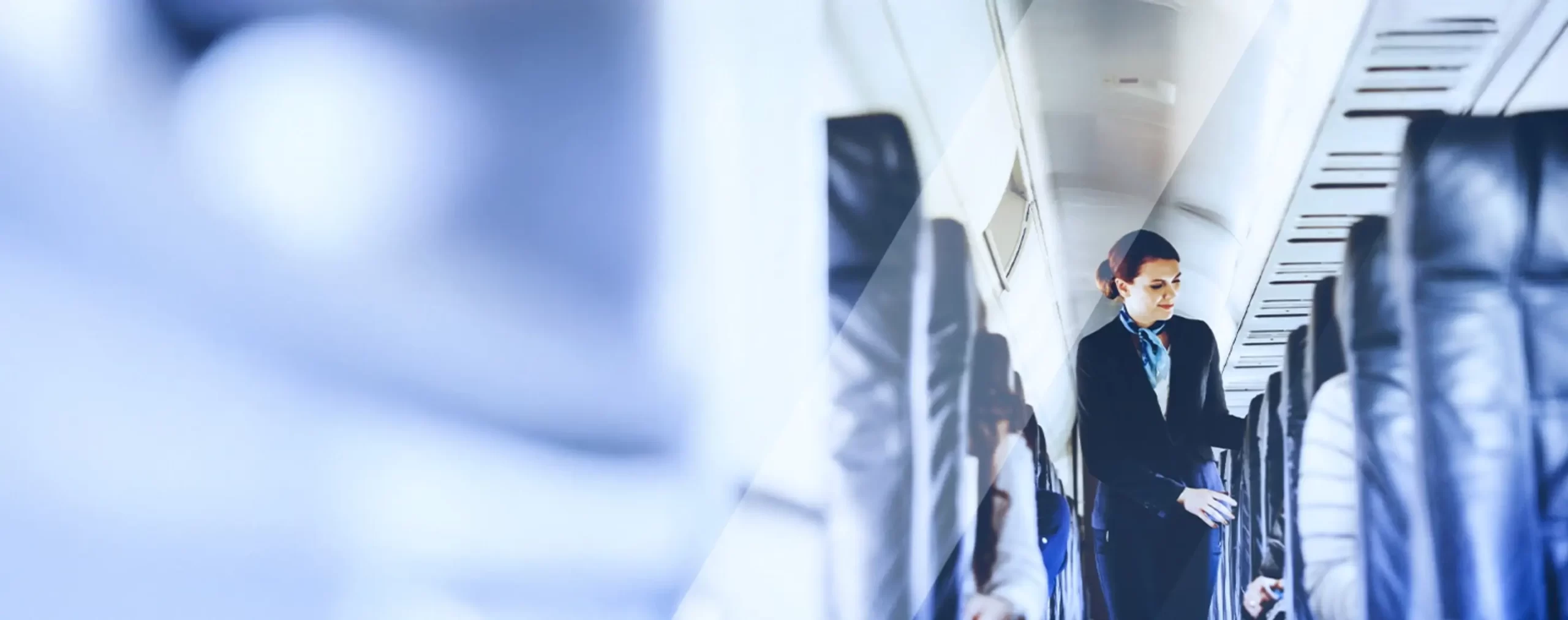 Hospedeira de bordo a caminhar no corredor de um avião