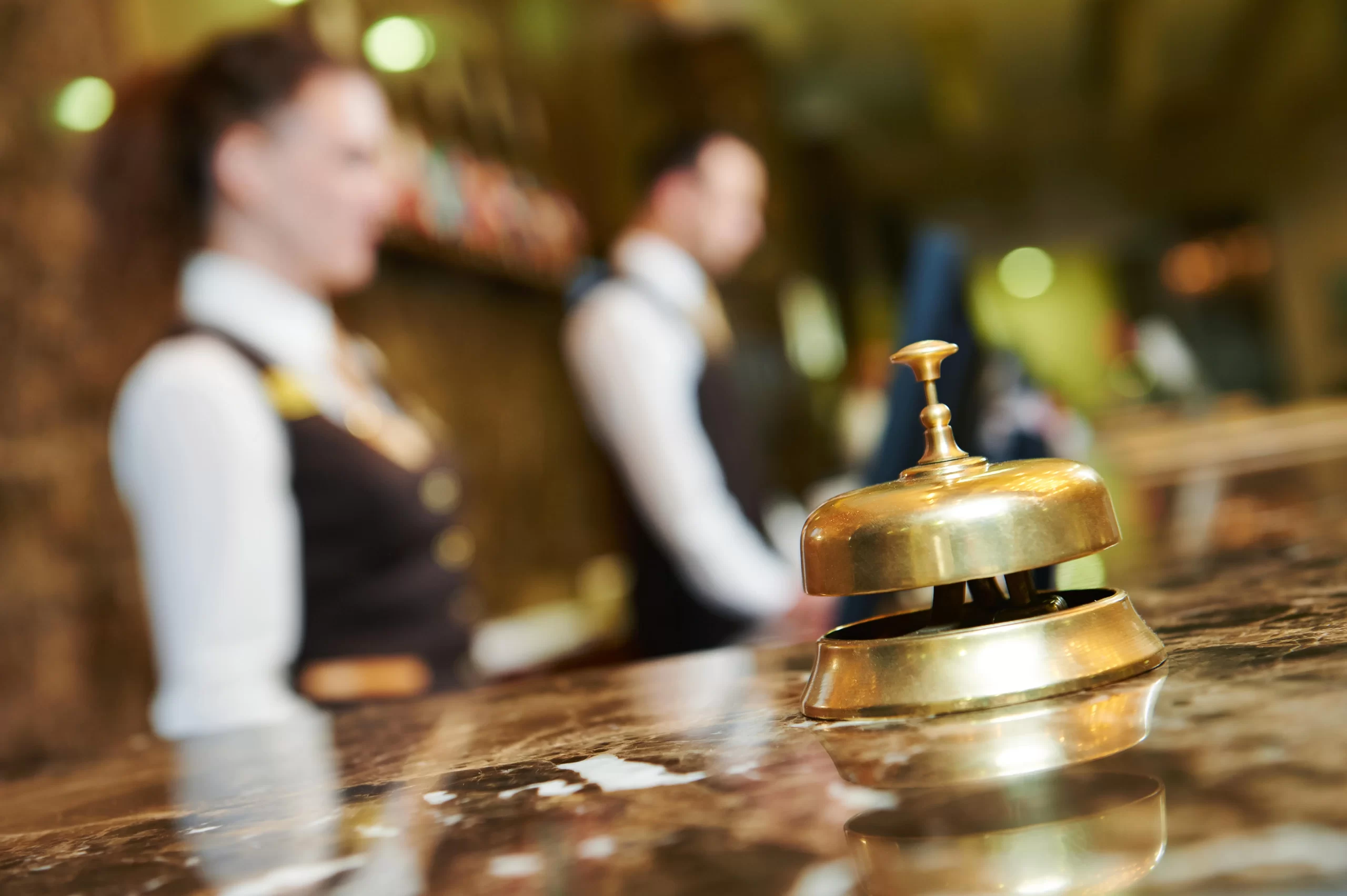 shutterstock_189084500-min Campainha dourada de hotel sobre balcão