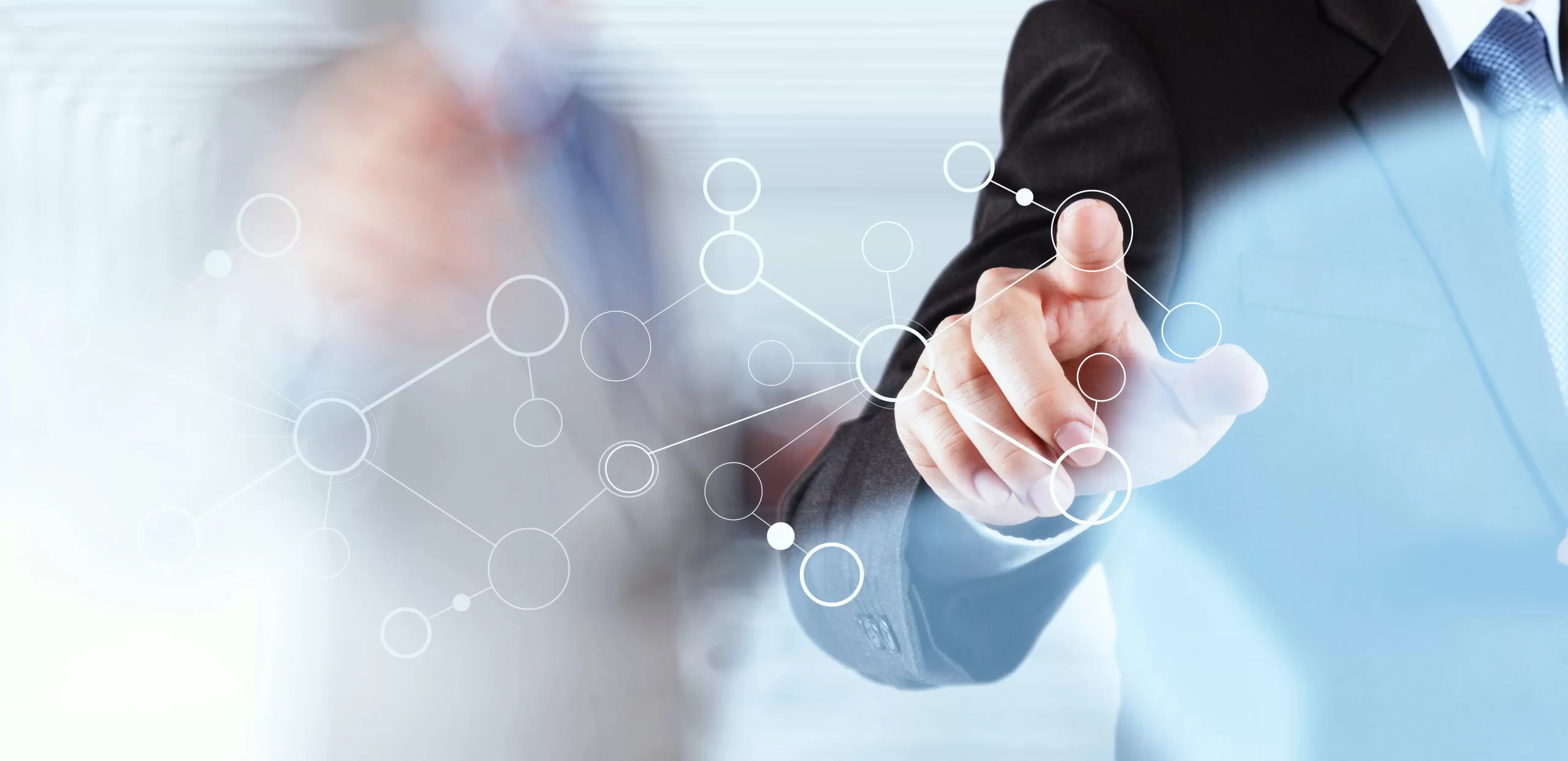 shutterstock_237531154-min Profissional a interagir com diagrama de rede digital