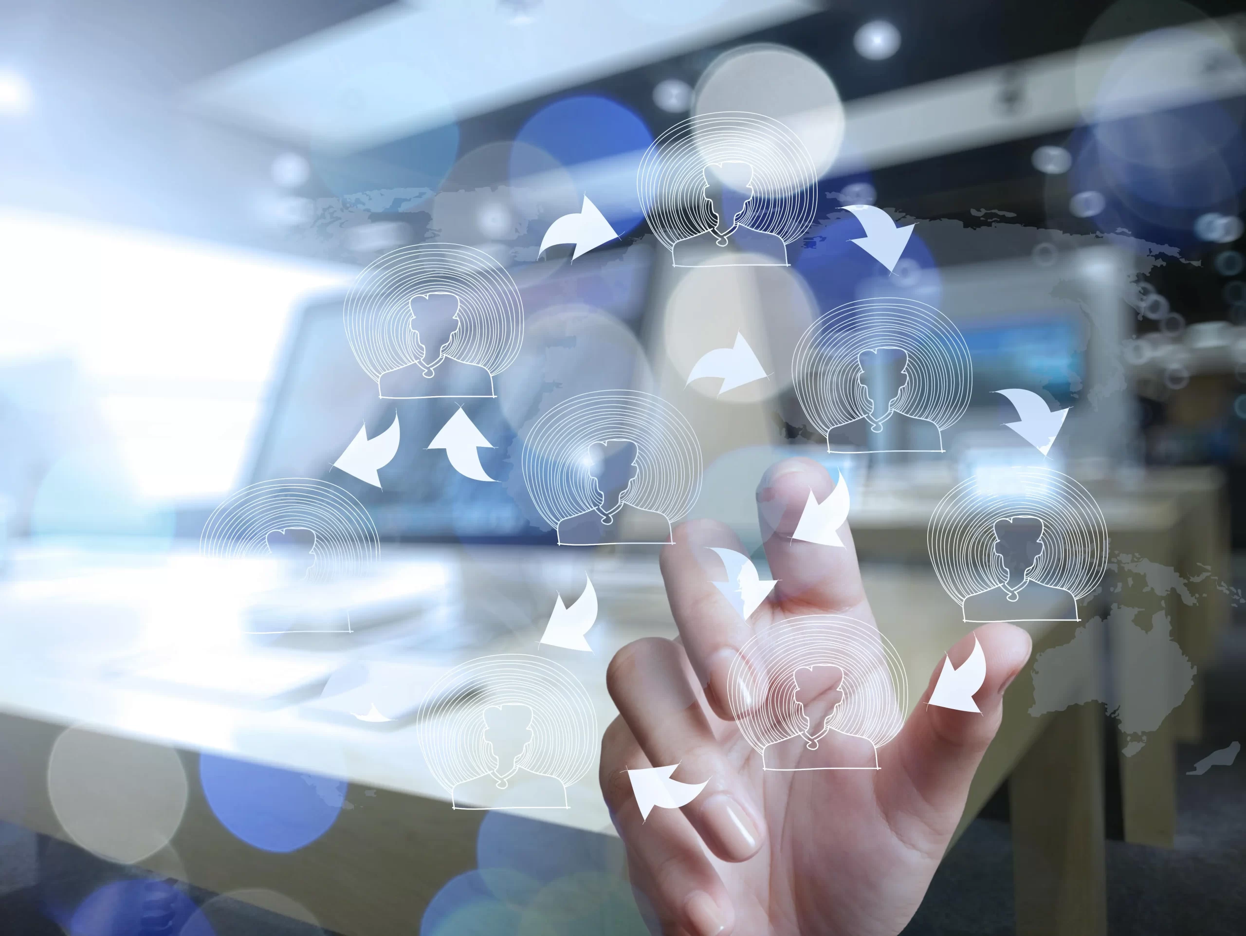 shutterstock_258885857-min Mão a interagir com rede de contactos digitais