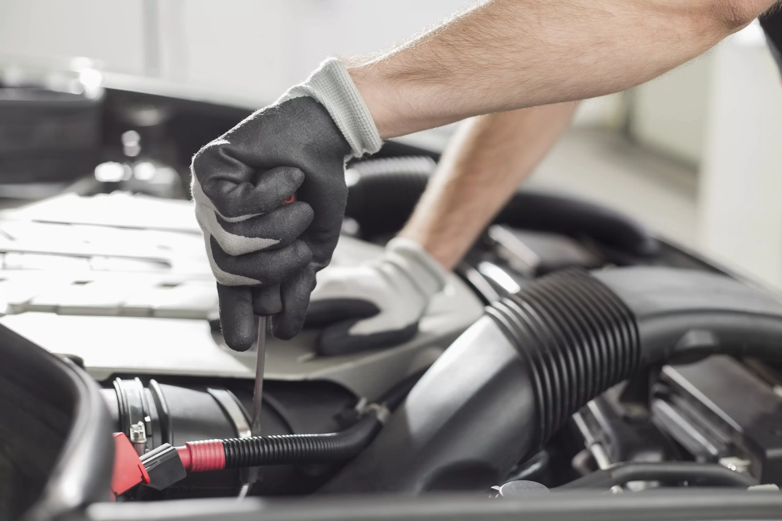 shutterstock_266719553-min Pessoa a reparar um carro