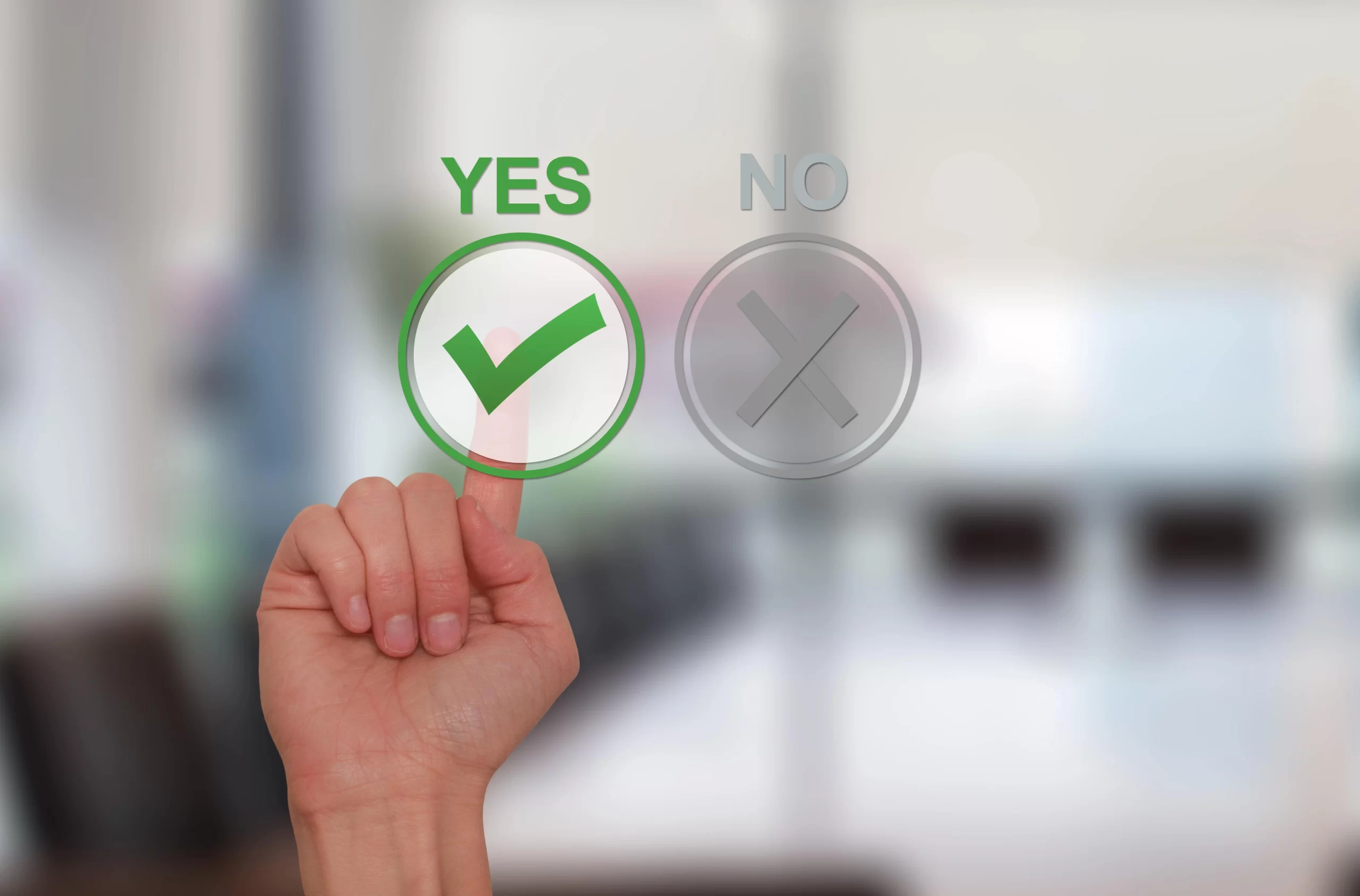 shutterstock_273731288-min Mão sobre o ícone yes, indicando uma resposta afirmativa