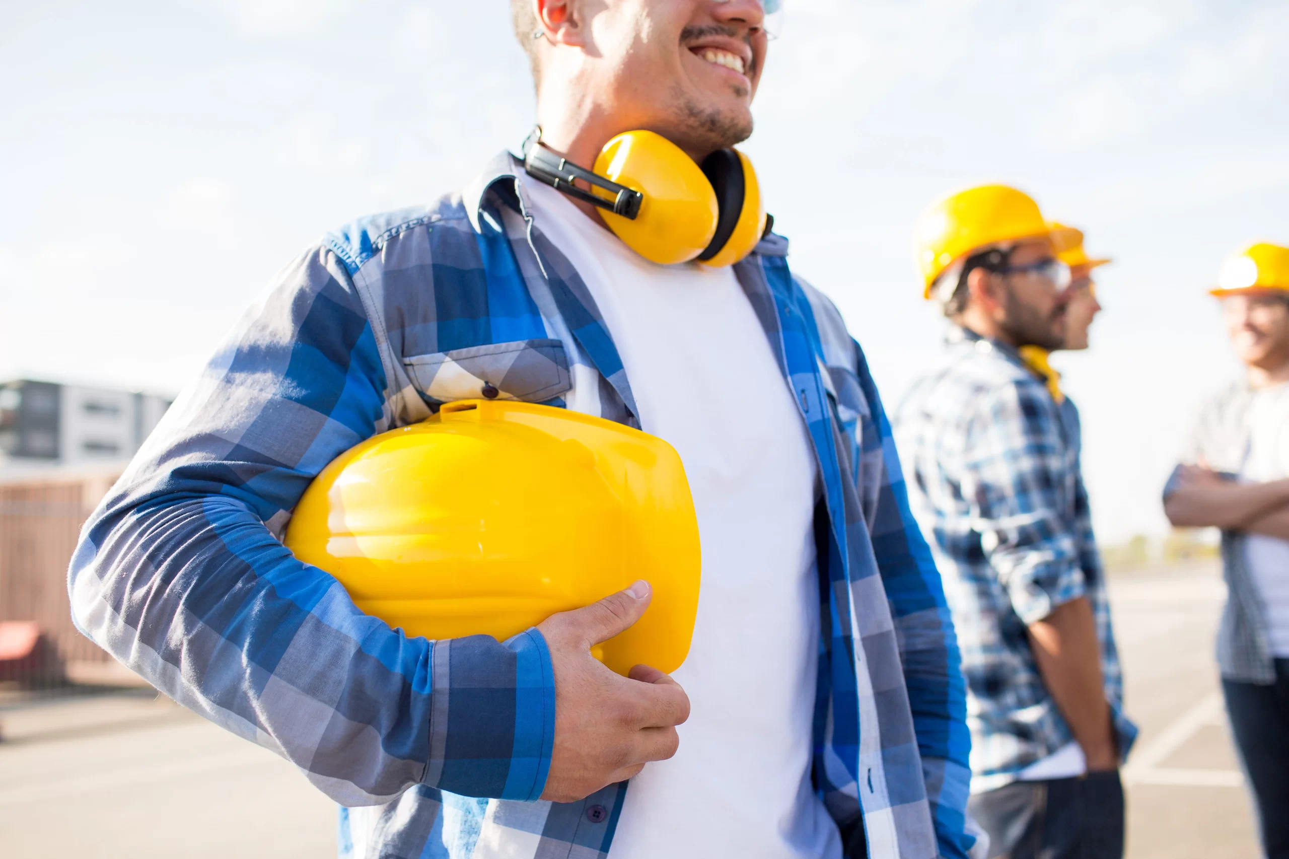 shutterstock_296917940-min Homem a segurar capacete amarelo numa obra