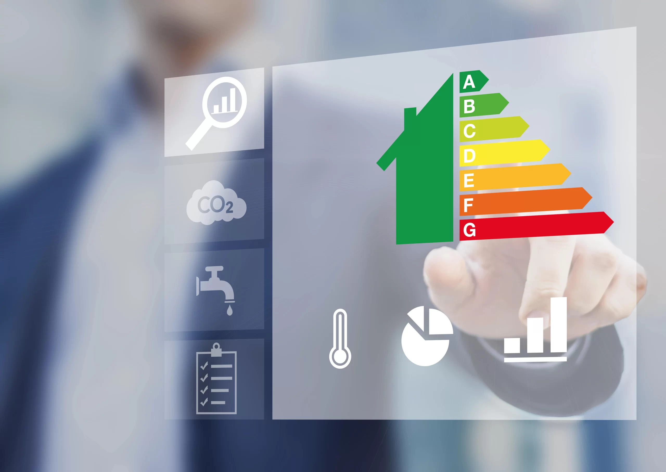 shutterstock_333425369-min Mão a apontar para escala de eficiência energética com classificações A a G