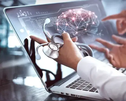 Médico a usar tecnologia digital com holograma de cérebro no ecrã do portátil