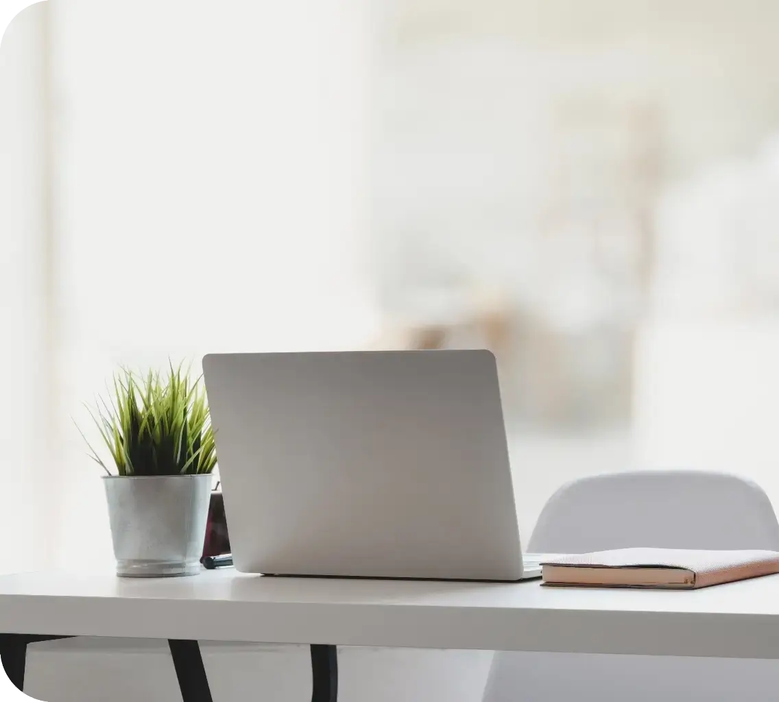Mesa de escritório com computador portátil em cima