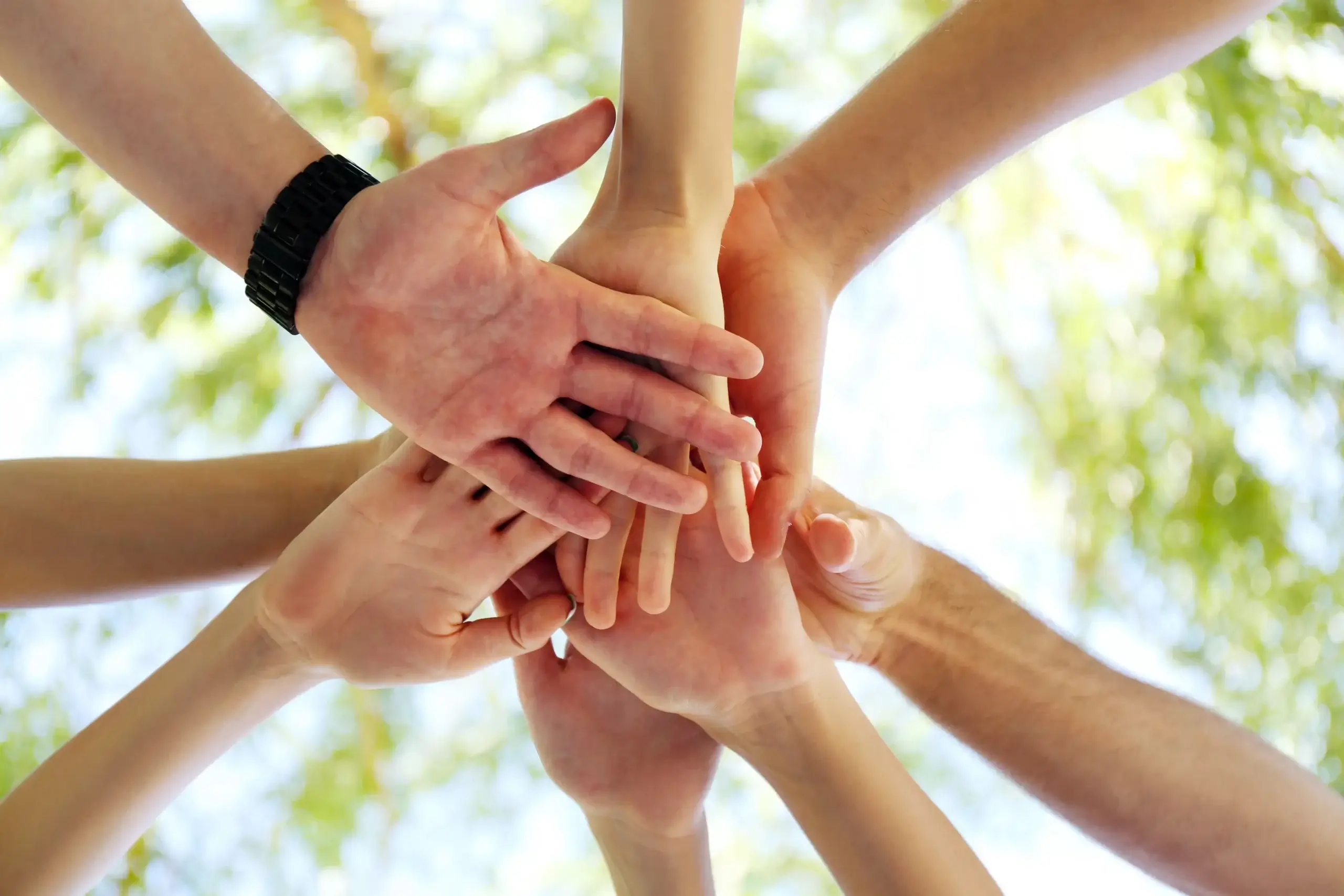 shutterstock_203189536-min Várias mãos unidas em círculo