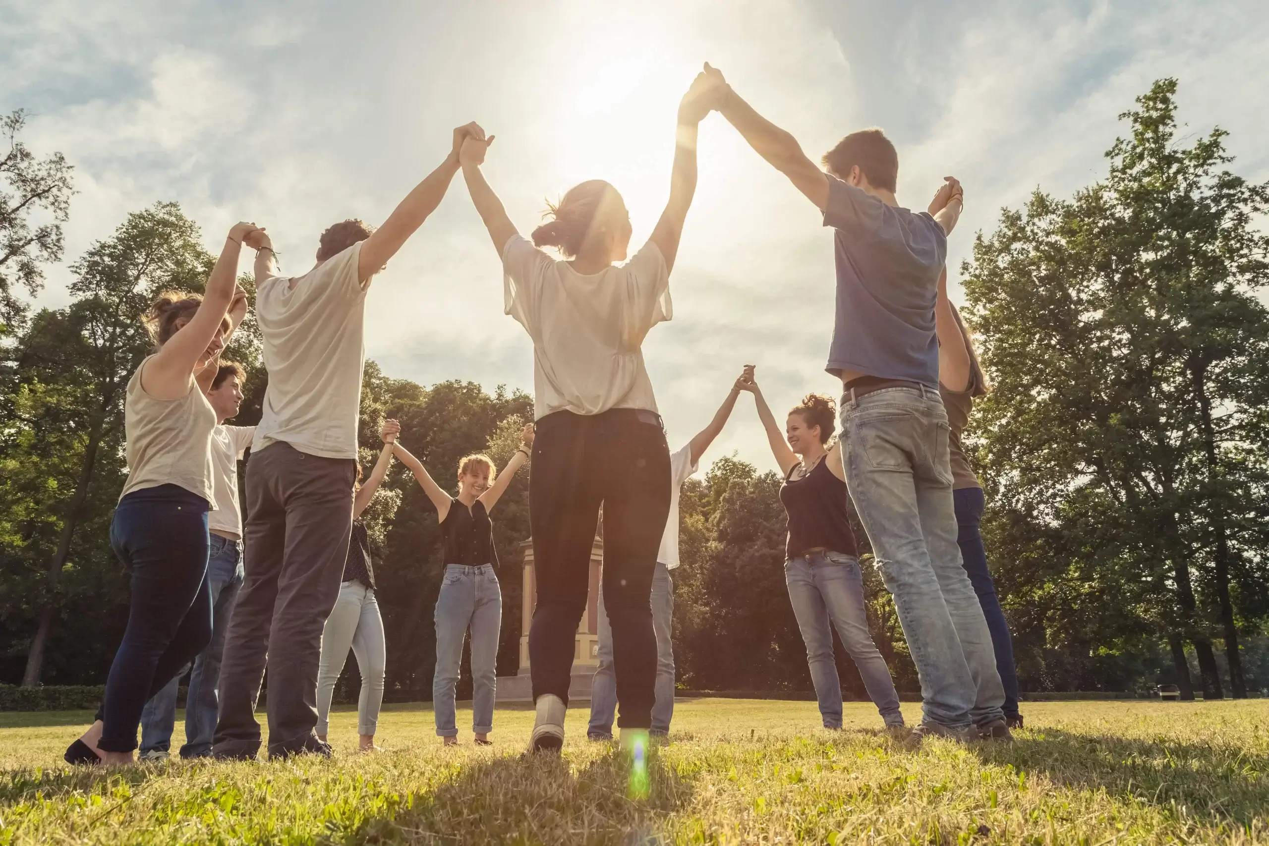 shutterstock_259434887-min Várias pessoas em círculo com as mãos unidas